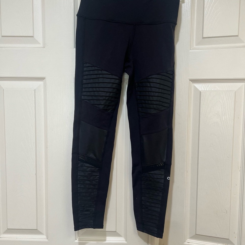 ALO Yoga High Waist‎ Moto Leggings Black Glossy Size medium Yoga Stretch Sporty
